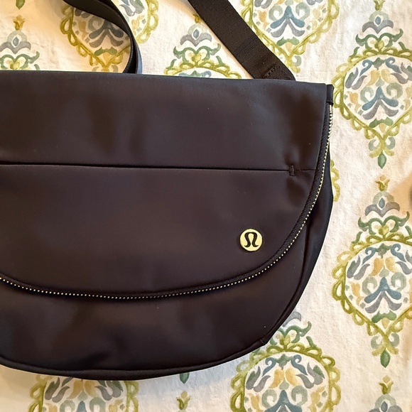 **NWOT** Lululemon All Night Festival Bag 5L (Black/Gold) - Picture 2 of 3